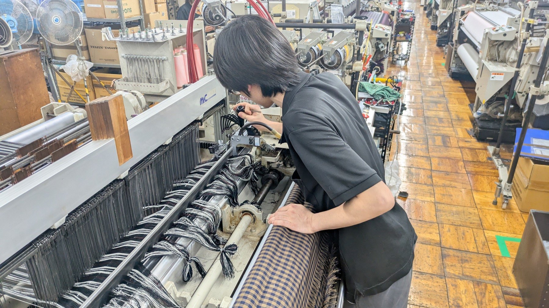 ソフィーナの工場で繊維機械を操作する現場