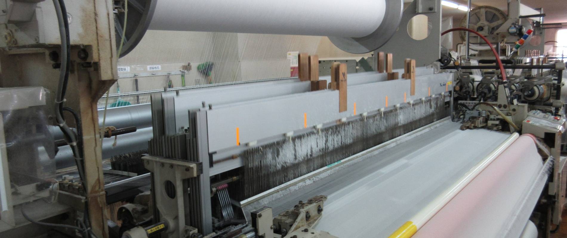 ソフィーナの織物工場（レピア織機の全景）